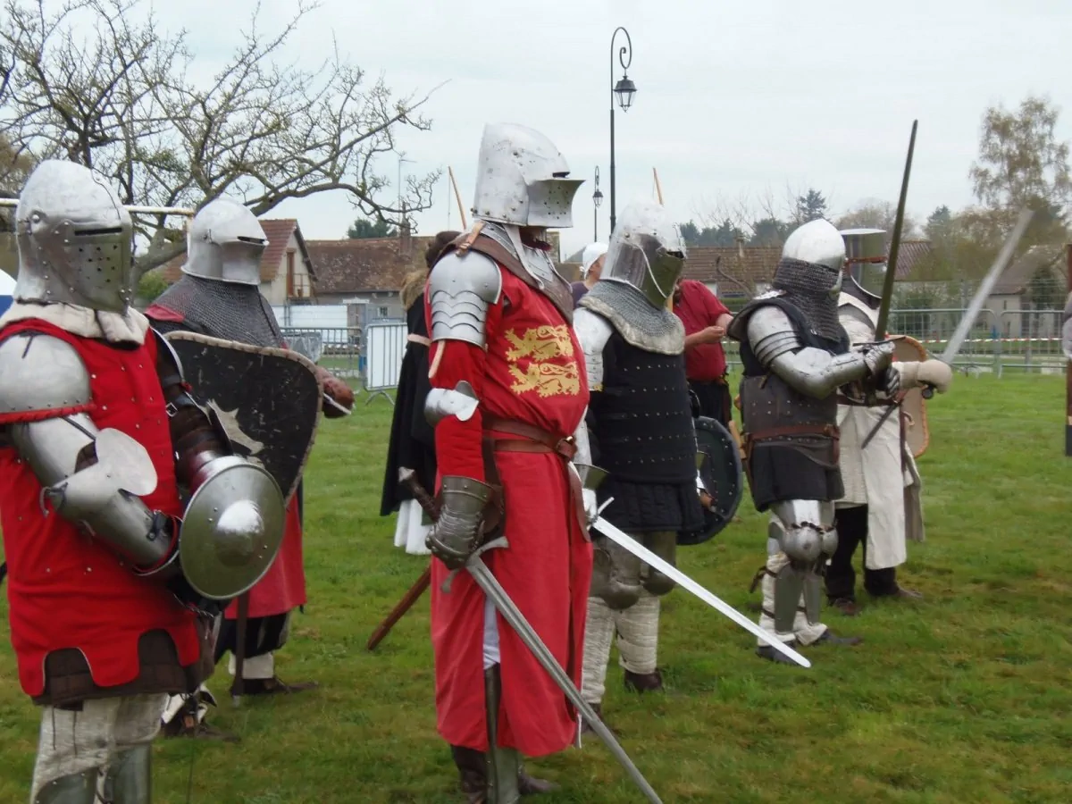 Reconstituteurs médiévaux en armure se préparant pour une démonstration de combat.
